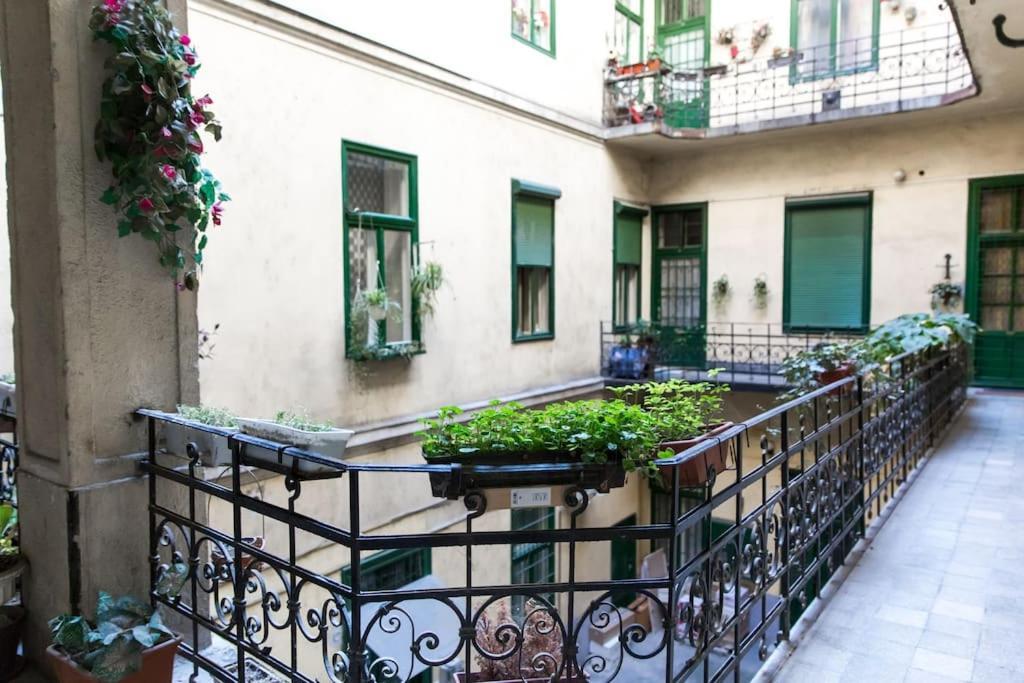 Central Budget Lofts Budapeste Exterior foto
